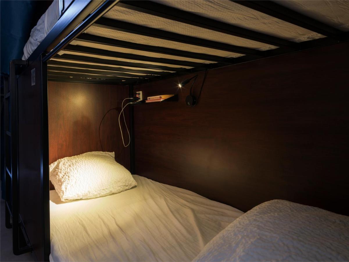 Cama en habitación compartida femenina de 6 camas
